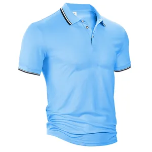 Polo homme en soie glacée bleu clair, tissu respirant et col contrasté à fines rayures