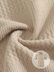 Gros plan détaillé sur le tissu en maille jacquard beige pour polo homme