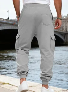 Vista posteriore di pantaloni cargo in pile grigio uomo con tasche multiple