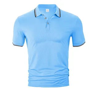 Vue détaillée du polo homme bleu clair en soie glacée avec col et manches rayés