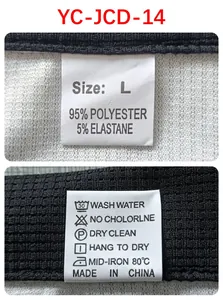 Gros plan de l'étiquette d'entretien du polo indiquant la taille L et 95% de polyester