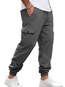 Dettaglio di pantaloni cargo da uomo in pile grigio con tasche e coulisse