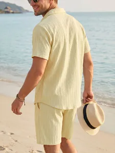 Rückansicht eines sommerlichen Seersucker-Sets aus Hemd und Shorts für Herren am Strand