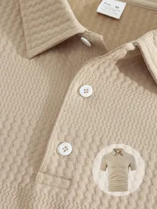 Détail macro d'un polo pour homme kaki montrant le tissu jacquard texturé et les boutons.