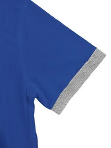 Vue détaillée de la manche d'un polo bleu avec un revers contrasté gris texturé