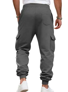 Vista posteriore dettagliata di pantaloni cargo jogger grigio scuro da uomo con tasche