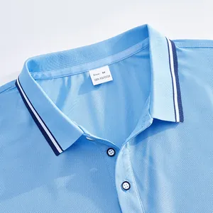 Détail d'un col de polo bleu clair en soie glacée avec bordure rayée et étiquette