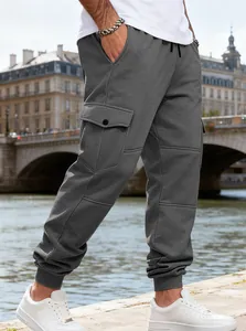 Dettaglio pantaloni cargo sportivi in pile grigio da uomo con tasche laterali capienti