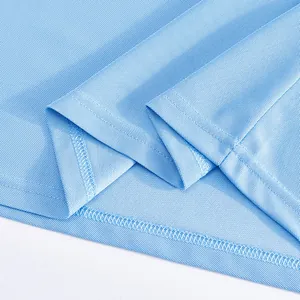 Vue détaillée montrant la texture du tissu respirant en soie glacée bleu d'un polo