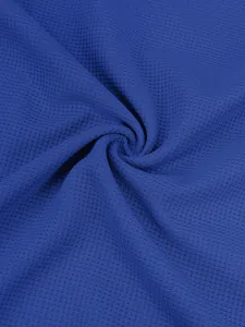 Vue détaillée d'un tissu en maille gaufrée bleue respirante pour polo d'été pour homme