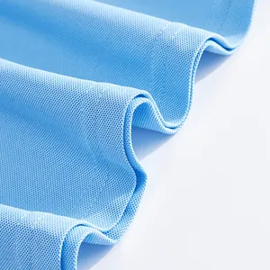 Gros plan de la texture du tissu piqué respirant bleu clair pour polo en soie