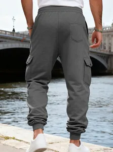 Vista posteriore dettagliata dei joggers cargo in pile grigio scuro da uomo con tasche