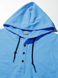 Dettaglio ravvicinato di felpa blu da uomo con collo Henley, bottoni e coulisse nere