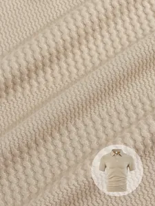 Gros plan de haute qualité sur le tissu jacquard beige d'un polo décontracté pour homme
