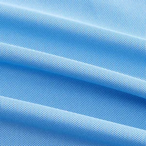 Détail du tissu en maille piquée bleue respirante pour un polo en soie glacée
