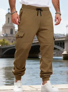 Dettaglio dei pantaloni cargo in pile da uomo in kaki con coulisse e tasche