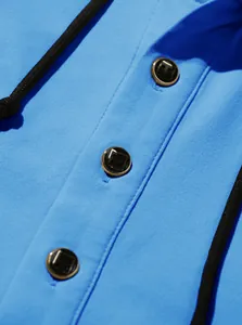 Dettaglio dei bottoni nero e oro su una felpa con cappuccio henley blu da uomo.