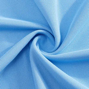 Détail du tissu en maille de soie glacée bleu clair respirant pour polos d'été hommes