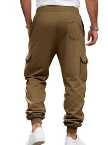 Vista posteriore dettagliata di pantaloni cargo jogger da uomo marroni foderati in pile