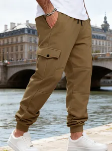 Primo piano di pantaloni cargo kaki foderati in pile con tasche e coulisse regolabile
