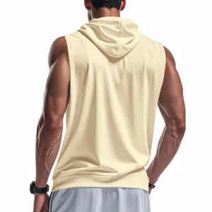 Detailansicht der Rückseite eines cremefarbenen Herren-Sport-Kapuzenshirts ohne Ärmel