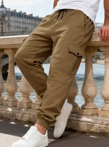 Vista dettagliata dei pantaloni cargo da uomo in pile kaki con tasche multiple e coulisse