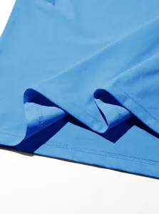 Dettaglio dell'orlo di una felpa in maglia blu da uomo con cucitura a doppio ago