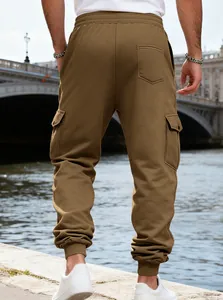 Vista posteriore dettagliata dei pantaloni cargo marroni da uomo con tasche in pile