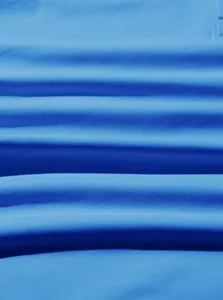 Vista ravvicinata del tessuto in maglia elasticizzata blu per felpa con cappuccio da uomo