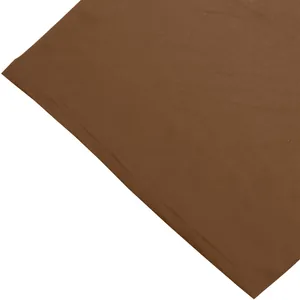 Primo piano della trama del tessuto twill marrone e delle cuciture di una polo