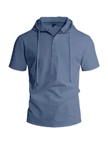 Détail rapproché d'une chemise à capuche bleue style lin pour homme avec col boutonné