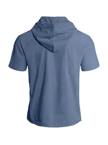 Détail de la vue arrière d'une chemise à capuche en lin bleu à manches courtes pour homme