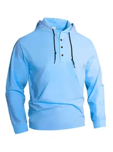 Dettaglio ravvicinato di felpa azzurra da uomo con cappuccio e colletto Henley
