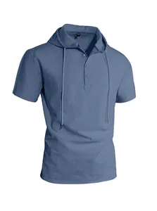 Gros plan montrant la texture du lin et le col boutonné du sweat à capuche bleu