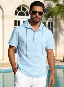Détail d'une chemise à capuche en lin bleu clair pour homme avec cordons