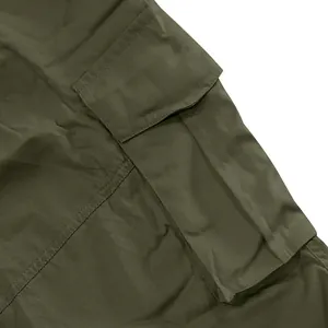 Detailansicht der olivgrünen Cargo-Shorts mit einer großen funktionellen seitlichen Tasche