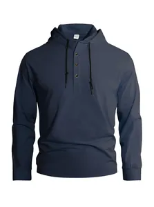 Vista frontale dettagliata della felpa con cappuccio Henley blu navy da uomo in maglia.