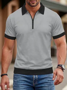 Vue détaillée du polo zippé gris pour homme avec col et poignets noirs contrastés