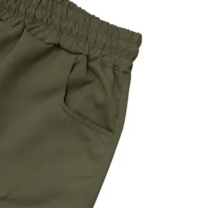 Detailansicht des elastischen Bunds und der Tasche einer olivgrünen Cargo-Shorts für Herren