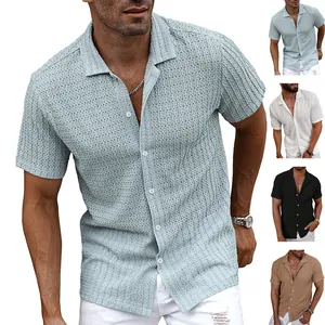 Detalle que muestra camisas texturizadas de hombre en colores menta, blanco, negro y kaki