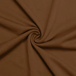 Primo piano della trama del tessuto twill marrone per polo casual estiva da uomo