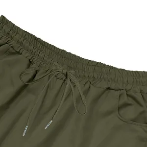 Nahaufnahme der olivgrünen Cargo-Shorts mit elastischem Bund und Kordelzug für Herren.