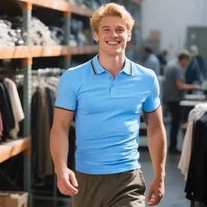 Polo en soie glacée respirant pour hommes avec col contrasté de couleur bleu ciel