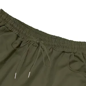 Detailansicht des elastischen Bunds und Kordelzugs an der olivgrünen Cargo-Shorts für Herren
