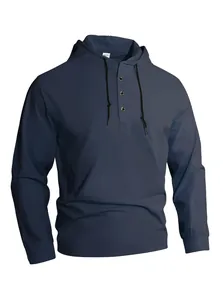 Vista dettagliata della felpa blu scuro da uomo a maniche lunghe con cappuccio e collo Henley