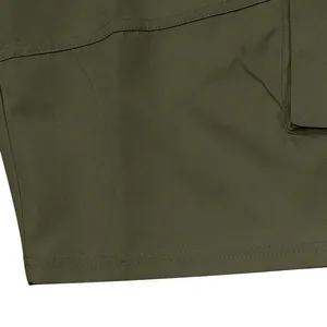 Detailansicht der olivgrünen Cargo-Shorts mit Fokus auf Nähten und Stofftextur