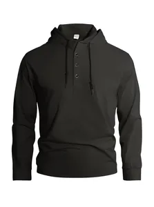 Vista dettagliata della felpa nera da uomo con cappuccio Henley e scollo a bottoni