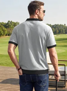 Vue arrière détaillée d'un polo gris pour homme avec bordures noires contrastées et texture gaufrée