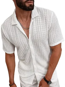 Primer plano detallado de una camisa de hombre blanca con textura ligera y fresca