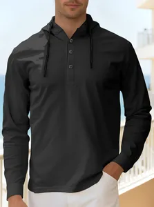 Primo piano di una felpa nera con cappuccio Henley da uomo con bottoni funzionali